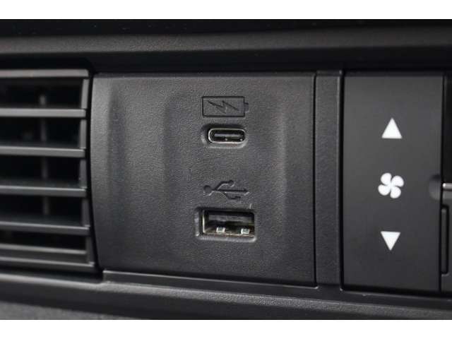 2.5AのUSB（急速充電）が付いており、車内でもしっかりとスマートフォン等の機器へ充電可能です♪