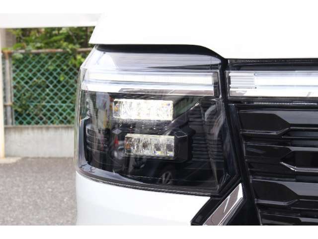 LEDヘッドライトで夜間の視認性も高く、更にオートライト搭載で、車外の明るさを感知し自動でライトを点消灯します。またエンジンOFFにすれば一緒に消灯し、消し忘れやトンネル走行時などに非常に重宝します！