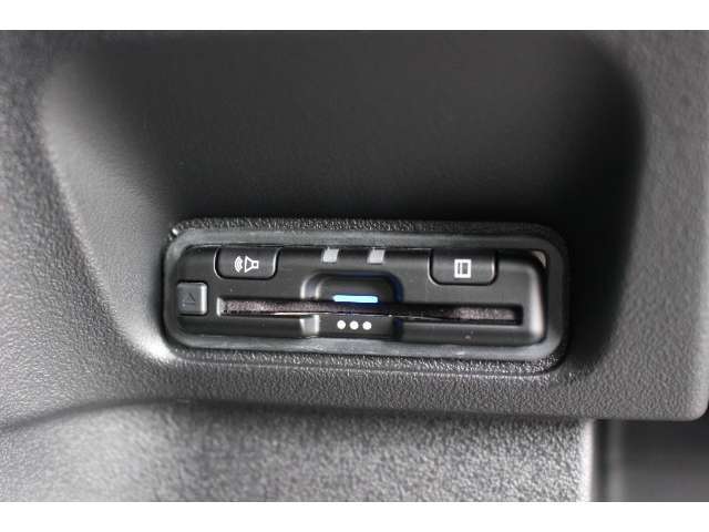 もちろんETC付きでビルトインタイプを装備！見た目もスマート♪高速道路の料金所も楽々通過