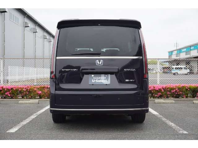 Honda　SENSINGとは衝突を予測してブレーキをかけたり、前のクルマとちょうどいい距離でついていったりできる多彩な安心、快適機能を搭載した先進の安全運転支援システムです。