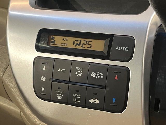 【オートエアコン】一度お好みの温度に設定すれば、車内の温度を検知し風量や温度を自動で調整。暑い…寒い…と何度もスイッチ操作をする必要はありません。快適な車内空間には必須の機能ですね♪