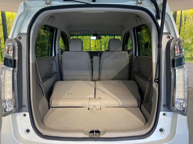 後席を格納すると、これだけの広さが！シーンに合わせたシートアレンジで、大きな荷物も積むことが出来ます♪