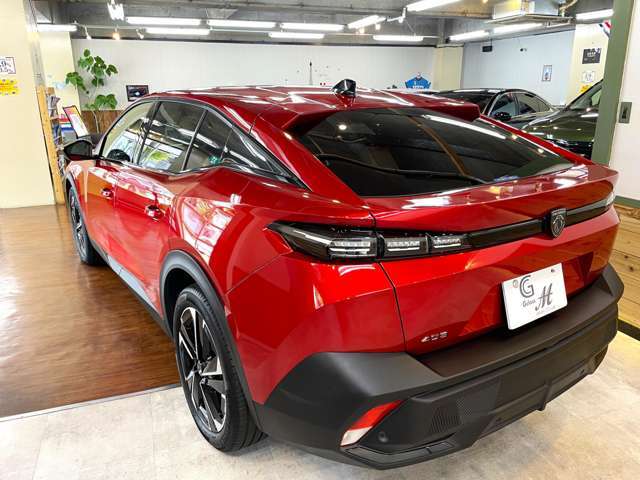 Cセグメントのクロスオーバーと紹介される「408」