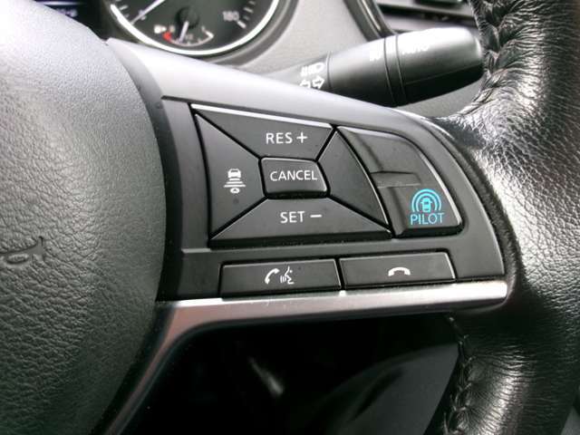 【プロパイロット】高速道路での単調な渋滞走行と長時間の巡航走行。この2つのシーンでドライバーに代わってアクセル、ブレーキ、ステアリングを自動で制御。