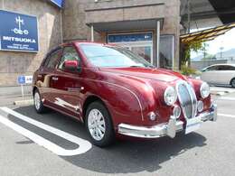 きれいなワインレッドの車両です。