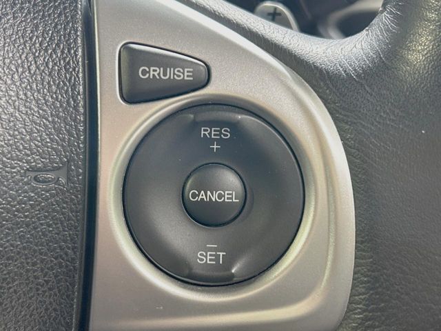 【クルーズコントロール】高速道路もラクラク走行。アクセルを離しても一定速度で走行ができ、長距離運転時の負担を軽減！加速・減速も簡単なスイッチ操作で調整できます。