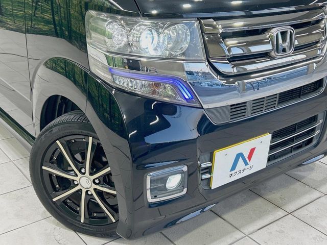 【HIDヘッドライト】非常に明るく前方を照らしてくれるので、悪天候や夜間の走行時も視界良好で安心してお乗りいただけます。