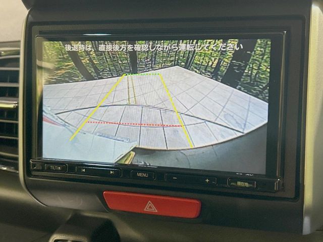 【バックカメラ】駐車時に後方がリアルタイム映像で確認できます。大型商業施設や立体駐車場での駐車時や、夜間のバック時に大活躍！運転スキルに関わらず、今や必須となった装備のひとつです！