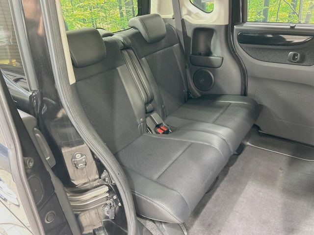 後部座席も気になるようなキズ・汚れやへたり等、大きなダメージはなく、良好な状態です。