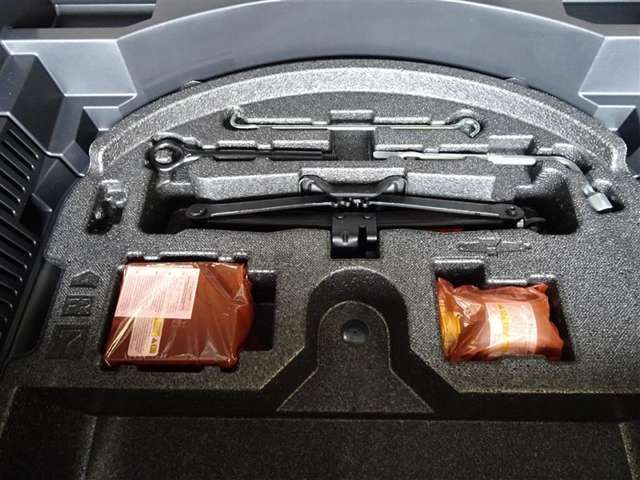 【パンク修理キット】何かがタイヤに刺さった場合、応急的に溶剤を流し込み、小型コンプレッサーでタイヤに空気を注入し、走ることができます。