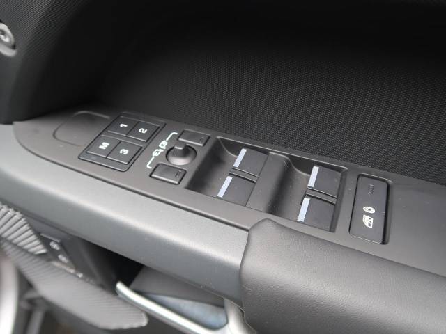 メモリー機能付フルパワーシート『ドライバー三名までのシートポジションを記憶するメモリー機能付きのフルパワーシートを装備します。ご家族でのご使用をお考えの方にもぜひおすすめさせていただきます。』