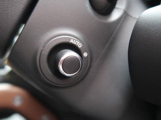 電動調整ステアリングコラムは、このレバーを使うことでハンドルの位置を前後上下に調整できます。更にシートメモリーと同時にハンドルの位置も記憶するので、大変便利な機能です。