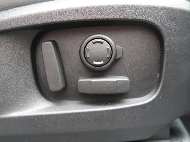 電動パワーシートですので運転中のシート調節も安全に行えます。微調整も可能ですのであなただけのドライビングポジションを実現します。