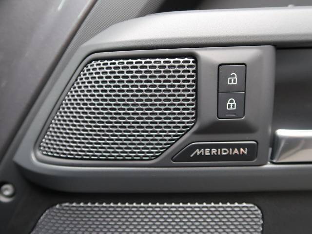 MERIDIANは英国のプレミアムオーディオブランドです。重低音から高音域までしっかりと再現でき、コンサートのような臨場感溢れる音響空間を実現します。どうぞ店頭にてご体感ください。
