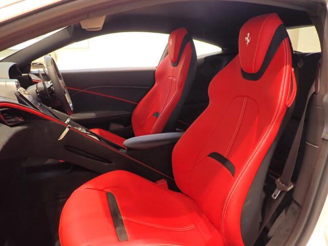 内装色：ROSSO FERRARI ヘッドレストの跳ね馬の刺繍がアクセントになっています