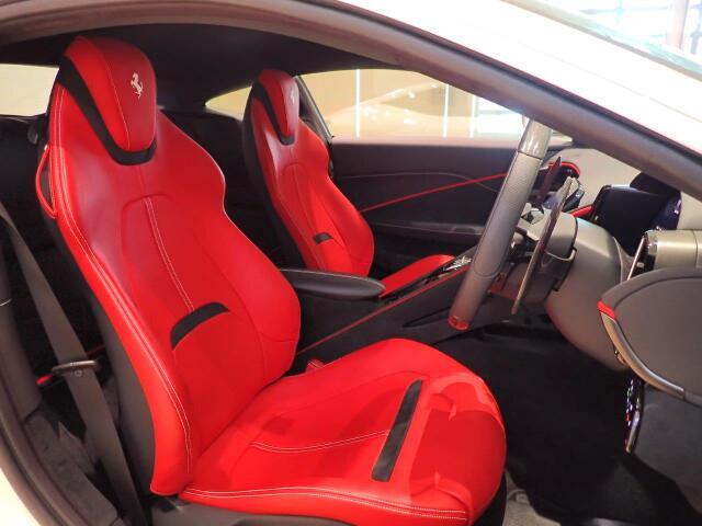 内装色：ROSSO FERRARI ヘッドレストの跳ね馬の刺繍がアクセントになっています
