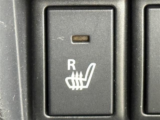 【シートヒーター】寒い日はもちろん、夏の冷房中にも効果を発揮します。長時間座っていると負担のかかりやすい背中や腰、寒い日に冷えやすい脚部に快適なぬくもりを伝えます。