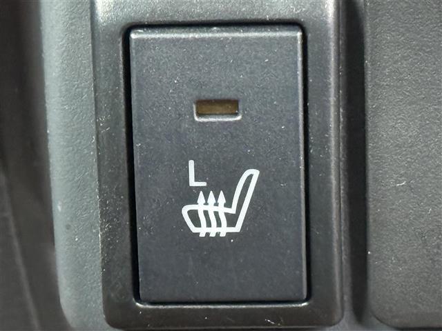 【シートヒーター】寒い日はもちろん、夏の冷房中にも効果を発揮します。長時間座っていると負担のかかりやすい背中や腰、寒い日に冷えやすい脚部に快適なぬくもりを伝えます。