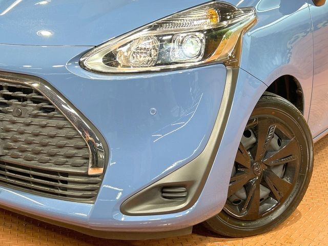 【LEDヘッドライト】悪天候や夜間走行時も良好な視界を確保し安心して運転できる高輝度LEDヘッドライトを装備！点灯速度が早く、消費電力も抑えられています。