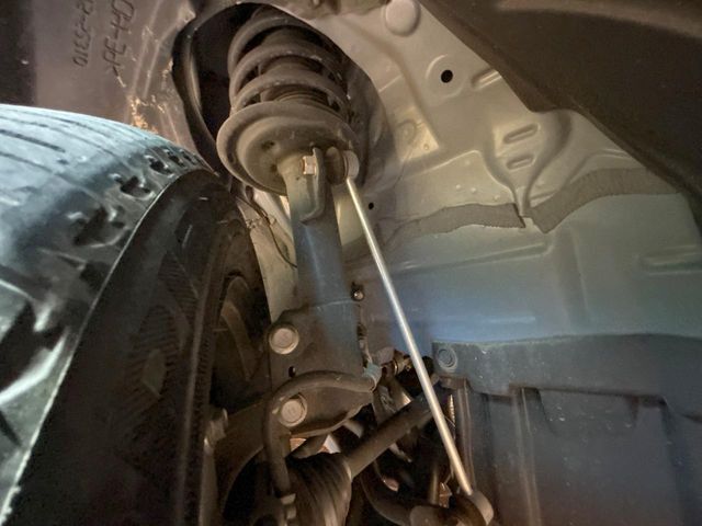 お車を安心してお乗りいただく為には、足回りの定期点検が欠かせません。サービスサポート（有償保証）では無料点検もご提供しており、安心のカーライフをお過ごしいただけるサポート体制が整っています。