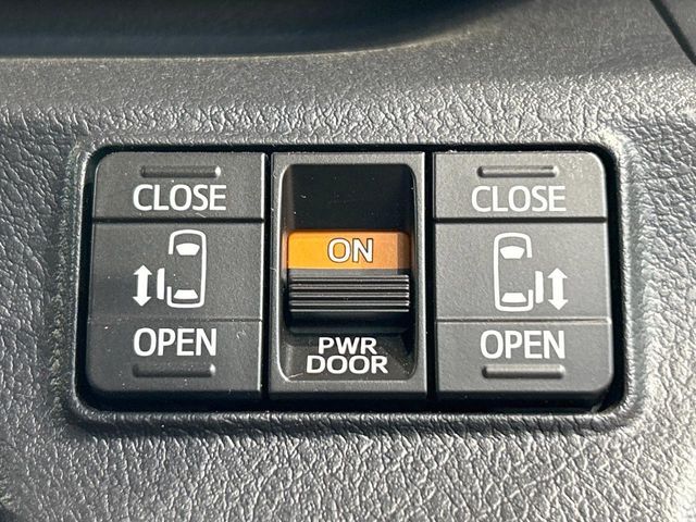 【両側パワースライドドア】スマートキーや運転席のスイッチで後席両側スライドドアの開閉が可能♪電動だから力を入れてドアを開ける必要が無く、小さなお子様でも簡単に開け閉めでき快適です♪