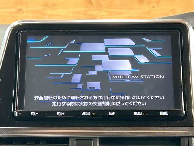 【純正ナビ】人気の純正ナビを装備しております。ナビの使いやすさはもちろん、オーディオ機能も充実！キャンプや旅行はもちろん、通勤や買い物など普段のドライブも楽しくなるはず♪