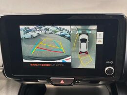 【パノラミックビューモニター】専用のカメラにより、上から見下ろしたような視点で360度クルマの周囲を確認することができます☆死角部分も確認しやすく、狭い場所での切り返しや駐車もスムーズに行えます。