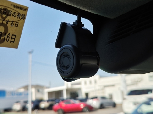 ※記録用SDカードが装備されておりません。運転中の映像・音声などを記録して、交通事故やトラブルが起きた時の正確な状況把握に役立つドライブレコーダーが装着されています。