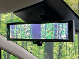 【インテリジェントルームミラー】後席の大きな荷物や同乗者で後方が確認しづらい時でも安心！カメラが撮影した車両後方の映像をルームミラー内に表示。クリアな視界で状況の確認が可能です！