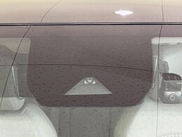 【インテリジェントエマージェンシーブレーキ】フロントカメラで前方の車両や歩行者を検知。衝突しそうな時は衝突被害軽減ブレーキが作動、衝突回避をサポート。より安全にドライブをお楽しみいただけます。