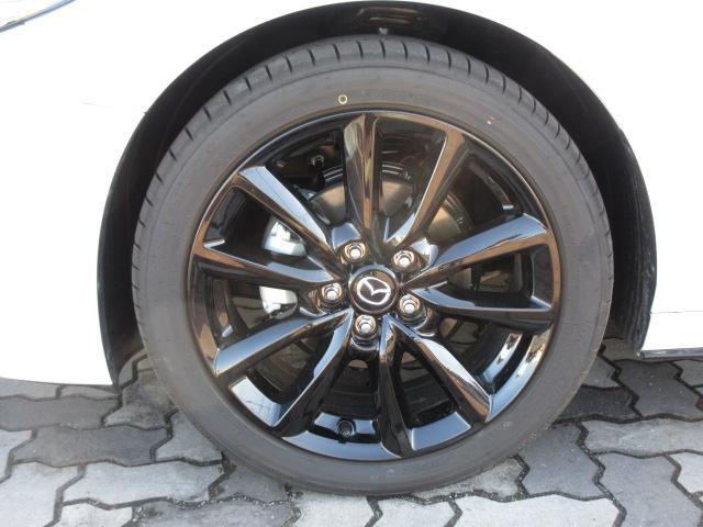 18インチ純正アルミホイールを装備。タイヤサイズは215/45R18となります。