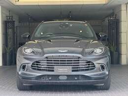 上品さと存在感を兼ね備えたフロントマスク。