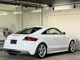 ボディカラー　グレイシアホワイト　インテリア　ブラックレザー