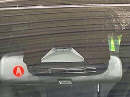 【プリクラッシュセーフティ】前方の車両等を検知し、衝突しそうな時は警報で注意を促し、ブレーキを踏む力をサポート。ブレーキを踏めなかった場合は衝突被害軽減ブレーキが作動、衝突回避をサポートします。