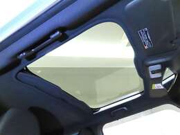 前席の頭上に大きく広がるガラスルーフ「スカイフィールトップ」を装備しております。