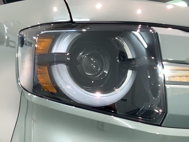 LEDヘッドライトは、点灯の瞬間から最大光量を発揮し、突然暗くなるトンネルなどでの安定感を高めます。