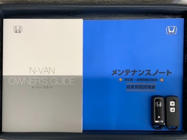 スマートキーは鍵をバッグに入れたままでもドアロックの開閉やエンジンのON・OFFができます。夜間や雨の日も鍵を探さなくて良いので便利です。