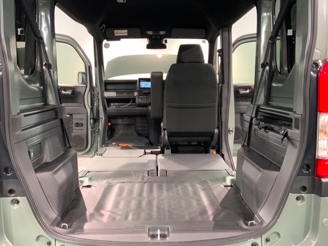 テールゲートからリアシート、助手席までがフラットにつながる、広々とした空間を実現しています。