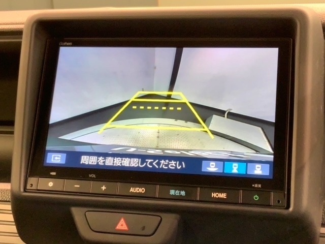 リバースギアに入れるだけで後方の表示へ切り替わります。夜間や雨の日の駐車も楽になりますよ。