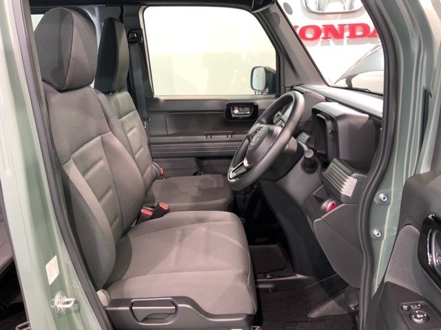 シートは乗り降りしやすい形状になっています。