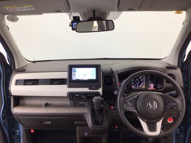 【前方視界】開放的な前方視界！運転がしやすく疲れにくいです♪窓が大きく、見通しがとっても良いおクルマですよ♪