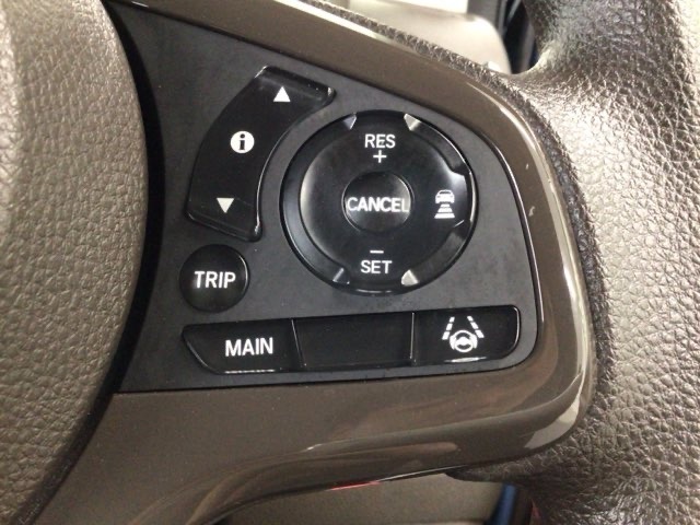 【アダプティブ・クルーズ・コントロール】予め設定した車速内でクルマが自動的に加減速。 前走車との適切な車間距離を維持しながら追従走行し、高速道路でのドライバーの疲労を軽減してくれる嬉しい機能付♪