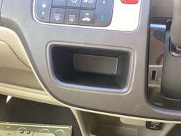 シフトレバーの横にカードや鍵を入れれる収納があります