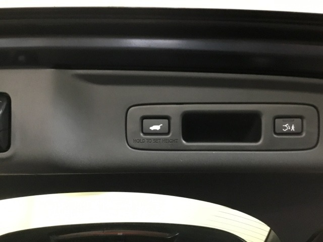 とても便利な【パワーテールゲート】スイッチ一つで楽々自動開閉。