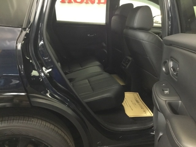 ホンダ車の低床ボディは乗りやすく、足元も広びろですよ。