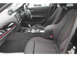 ブラック基調に、ハンドル、パネル上のラインやシートのステッチにレッドの差し色がアクセントとなっているスポーティなインテリアです。