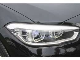 LEDヘッドライトが明るい視界を確保します。