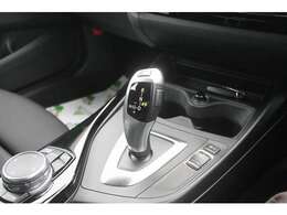 後期モデルは8速電子ATとなり、より滑らかなシフトフィーリングです。