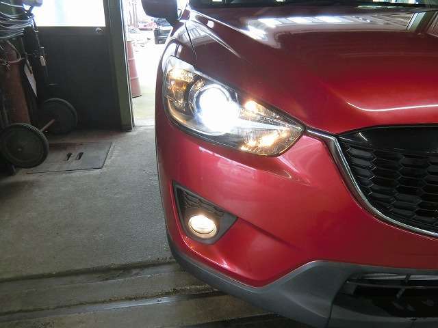 ハロゲンの2倍の光量ディスチャージヘッドランプ（HID）、フォグランプ付き