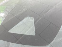 【トヨタセーフティセンス】走行中に前方の車両等を認識し、衝突しそうな時は警報とブレーキで衝突回避と被害軽減をアシスト。より安全にドライブをお楽しみいただけます。